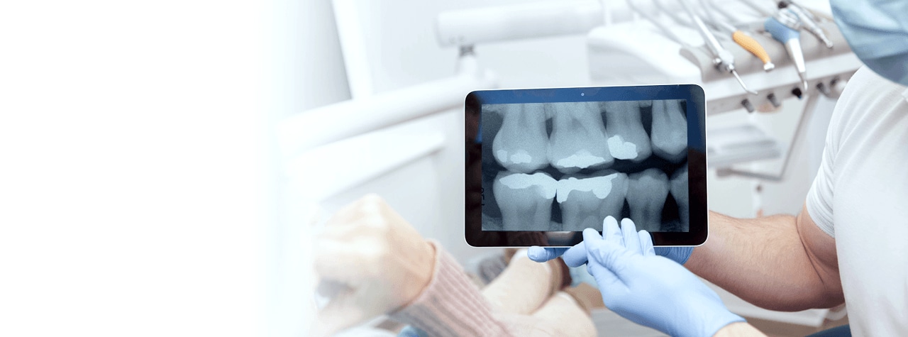 En tannlege som bruker verneutstyr, lærer personlig radiografi