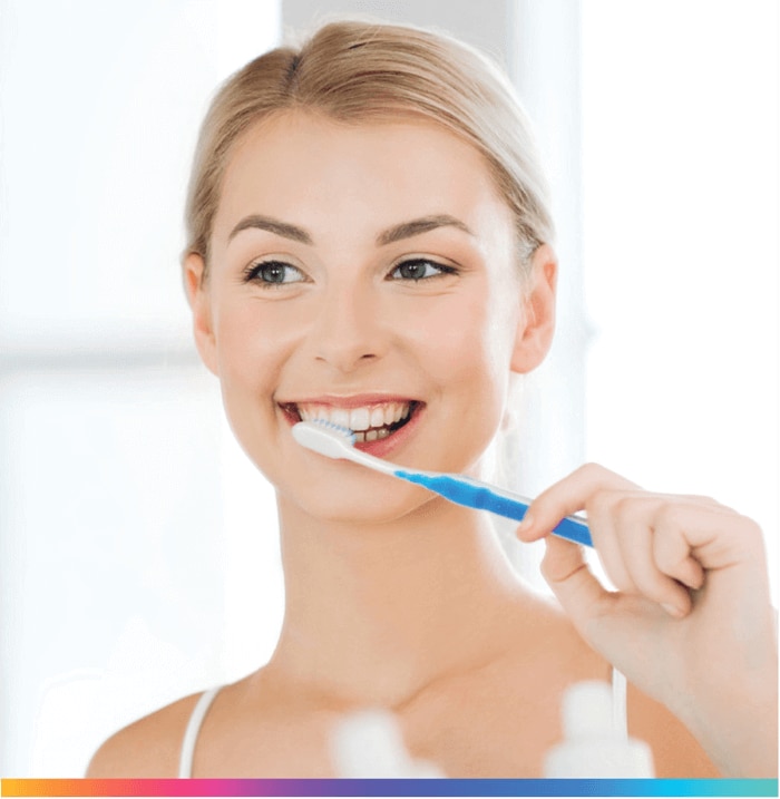 Kvinde, der børster tænder.