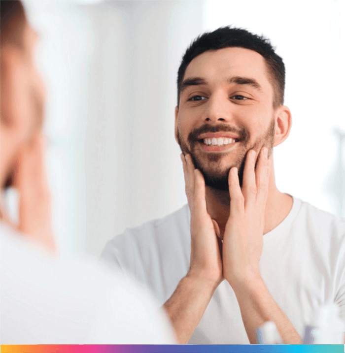 En mand ser sig i spejlet.